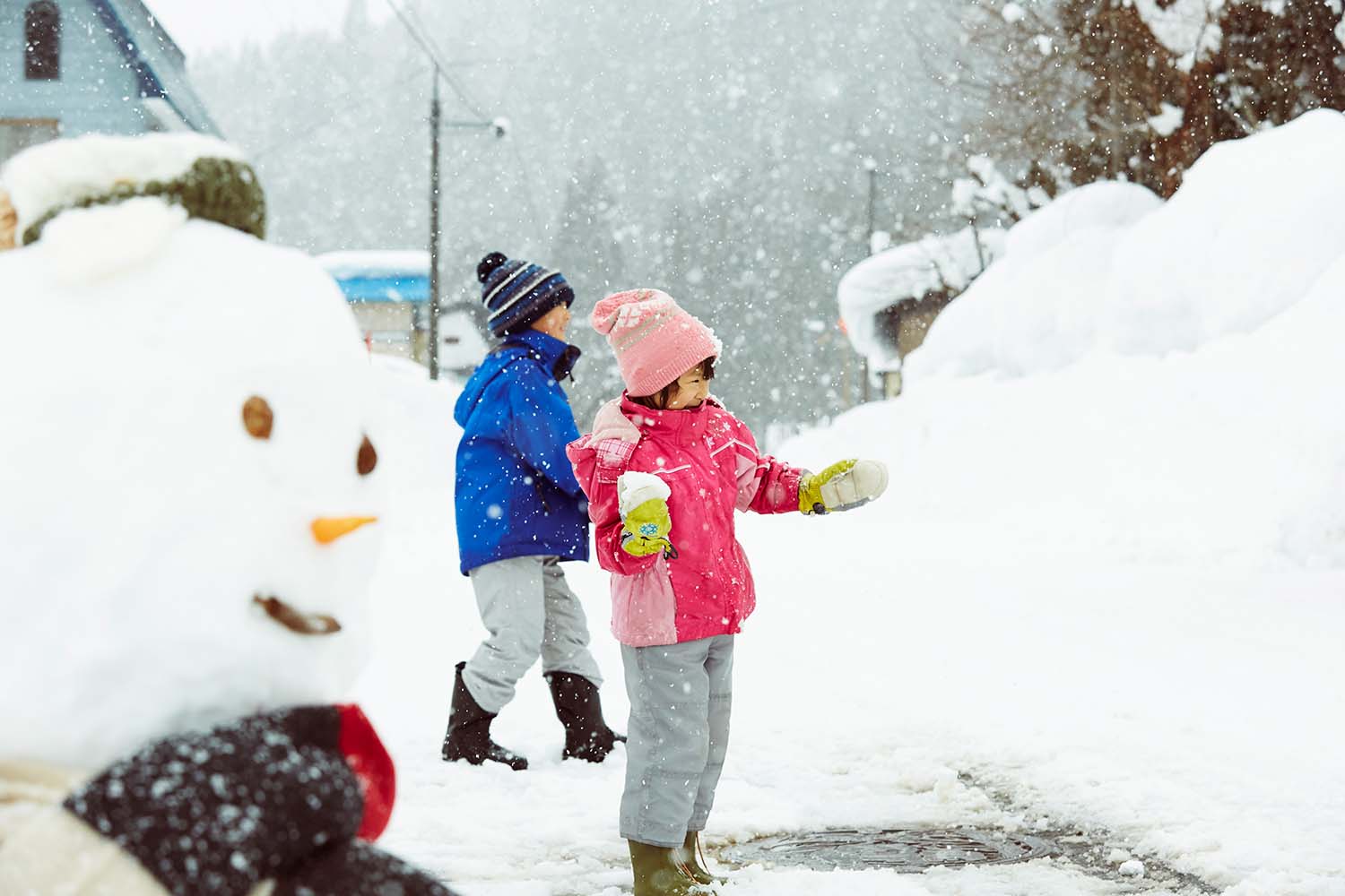 摄图网_502077627_冬季雪地里打雪仗的孩子们（企业商用）.jpg