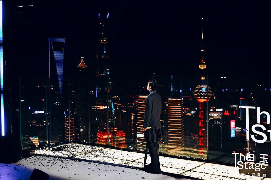 萧敬腾登顶The Stage白玉兰观景台，以音乐对话城市夜空.jpg