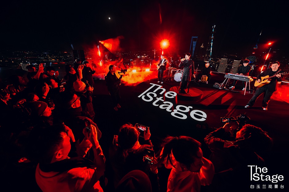 镜头贯穿The Stage白玉兰观景台的不同空间，呈现光影交错的视听奇观.jpg