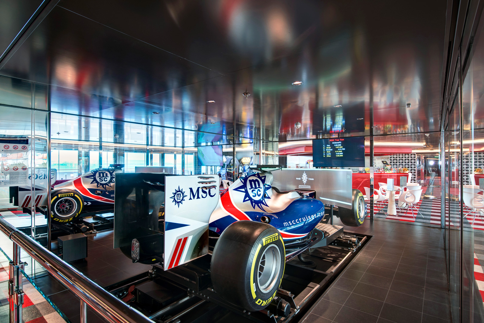 图4--宾客可于MSC荣耀号上体验F1模拟赛车.jpg