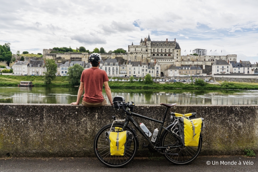 骑行卢瓦尔河谷线路上 面对昂布瓦兹皇家城堡的一段.jpg